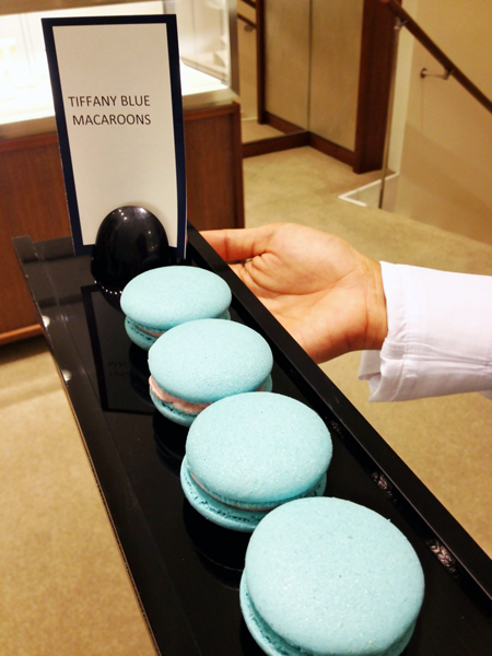 Mmmmmacaroons in Tiffany blue...too cute!