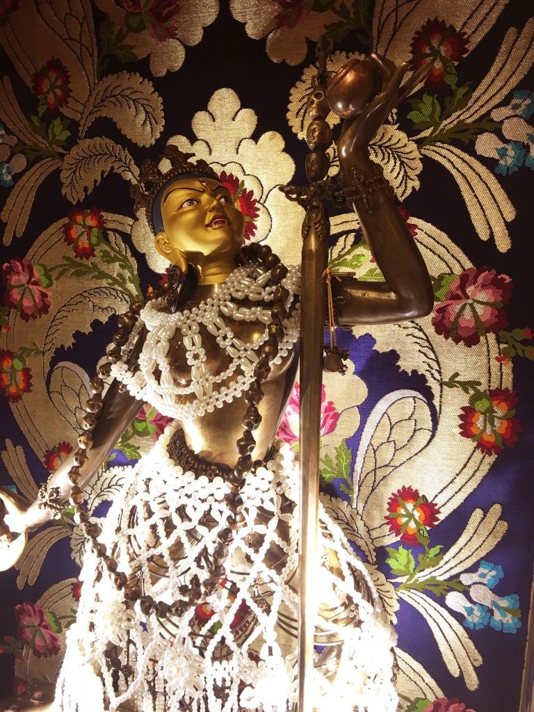 Rinpoche always encourages people to make offerings onto the Buddhas to generate merits to support our spiritual practice. If you wish to make offerings of gold onto this Vajra Yogini statue, please click on the image above.